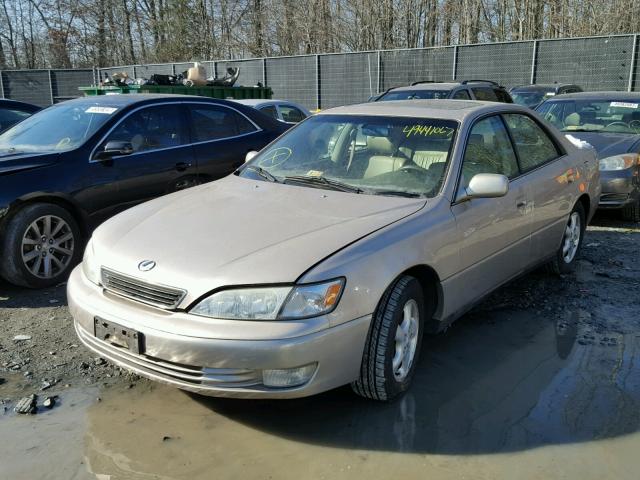 JT8BF28GXX5070833 - 1999 LEXUS ES 300 BEIGE photo 2