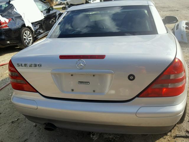 WDBKK47F8WF023924 - 1998 MERCEDES-BENZ SLK 230 KO SILVER photo 6