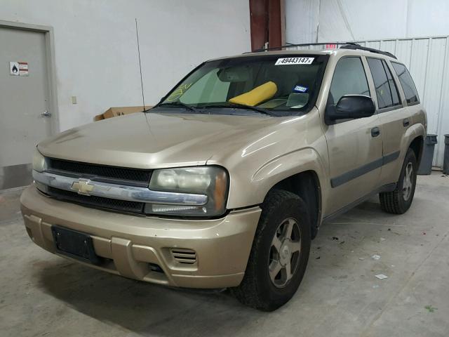 1GNDT13S352378103 - 2005 CHEVROLET TRAILBLAZE GOLD photo 2