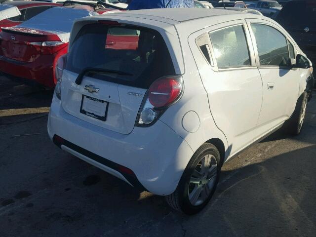 KL8CD6S95DC512172 - 2013 CHEVROLET SPARK 1LT Белый фото 4