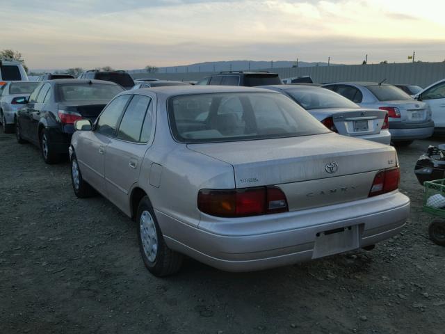 4T1BG12K9TU775821 - 1996 TOYOTA CAMRY DX BEIGE photo 3