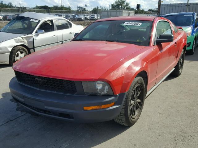 1ZVFT80N455129992 - 2005 FORD MUSTANG RED photo 2