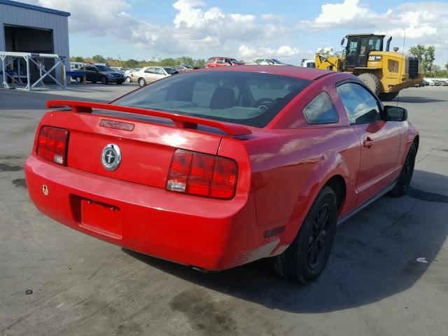 1ZVFT80N455129992 - 2005 FORD MUSTANG RED photo 4