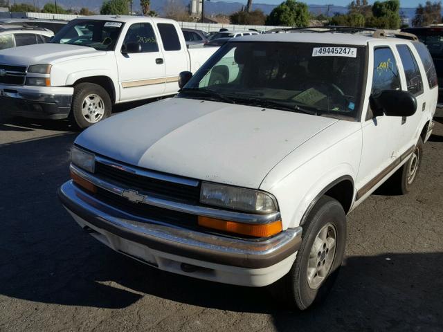 1GNDT13WXX2167115 - 1999 CHEVROLET BLAZER WHITE photo 2