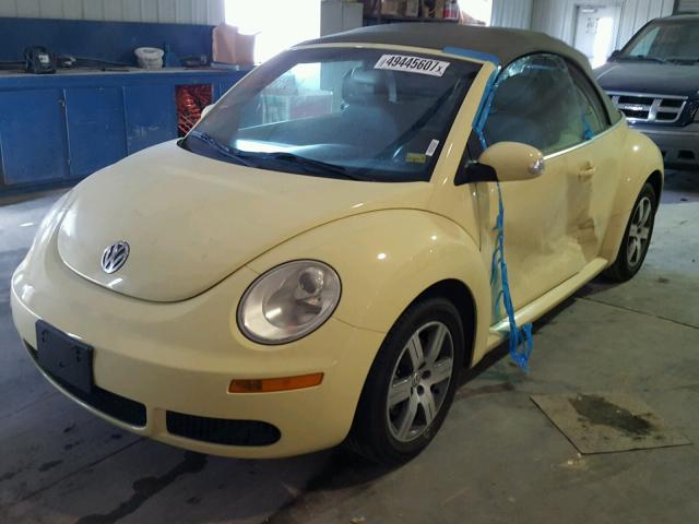 3VWPF31Y96M306961 - 2006 VOLKSWAGEN NEW BEETLE YELLOW photo 2