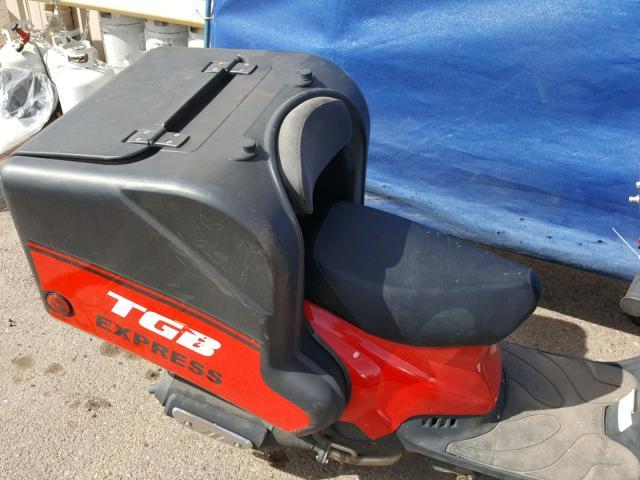 RFCTKAB12HY719877 - 2017 TGB SCOOTER RED photo 6