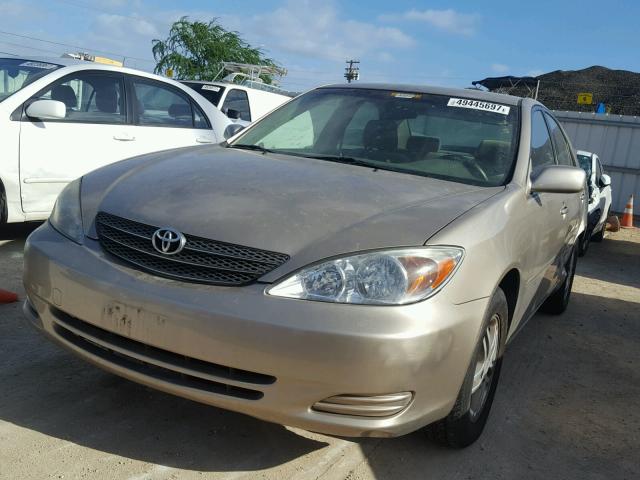 JTDBE32K720017620 - 2002 TOYOTA CAMRY LE GOLD photo 2