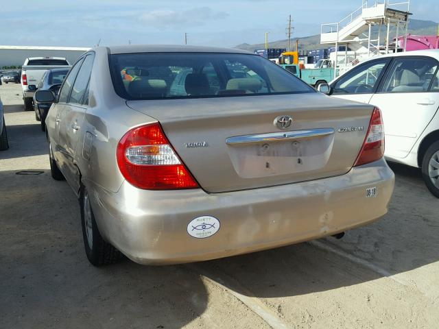 JTDBE32K720017620 - 2002 TOYOTA CAMRY LE ოქროსფერი ფოტო 3