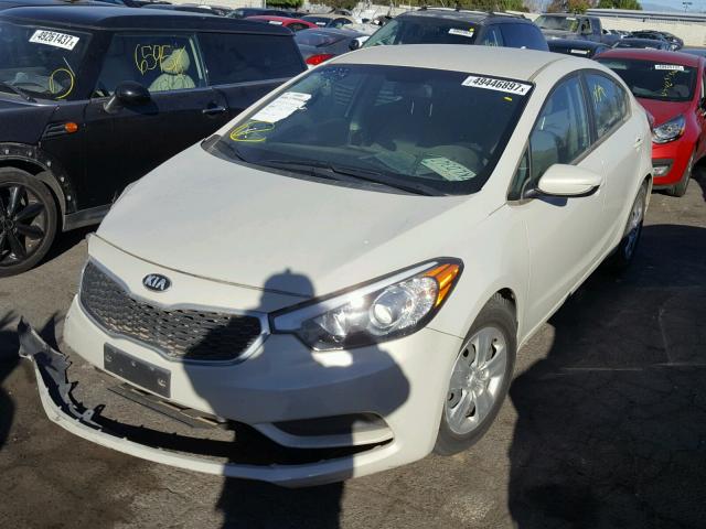 KNAFK4A67F5376010 - 2015 KIA FORTE LX WHITE photo 2