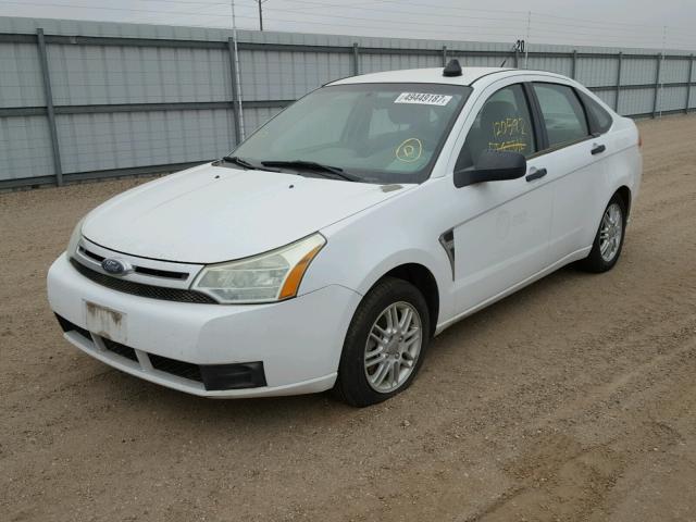 1FAHP35N18W241567 - 2008 FORD FOCUS SE WHITE photo 2