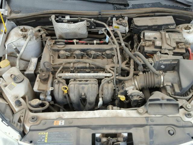 1FAHP35N18W241567 - 2008 FORD FOCUS SE WHITE photo 7