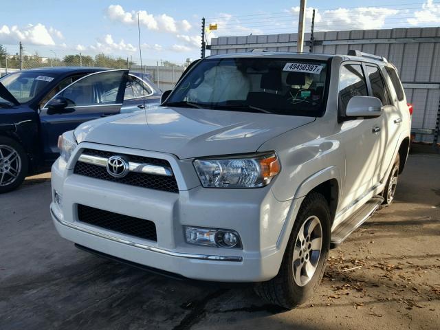 JTEZU5JR1C5037888 - 2012 TOYOTA 4RUNNER SR WHITE photo 2