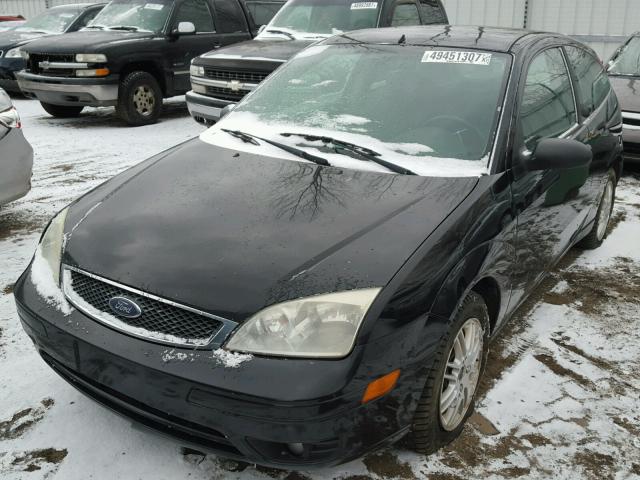 3FAFP31N15R120940 - 2005 FORD FOCUS ZX3 BLACK photo 2