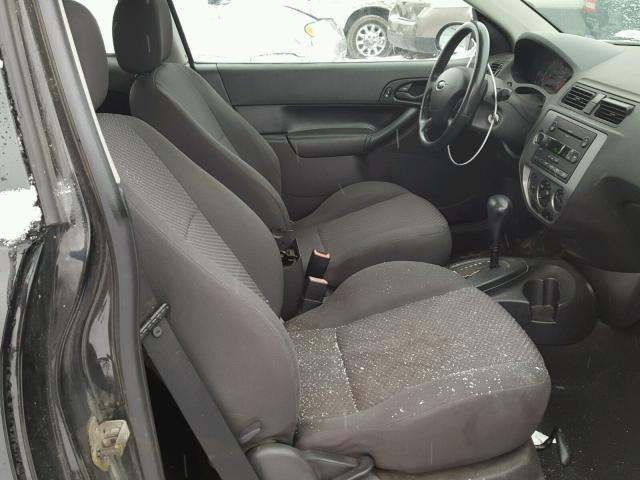 3FAFP31N15R120940 - 2005 FORD FOCUS ZX3 BLACK photo 5