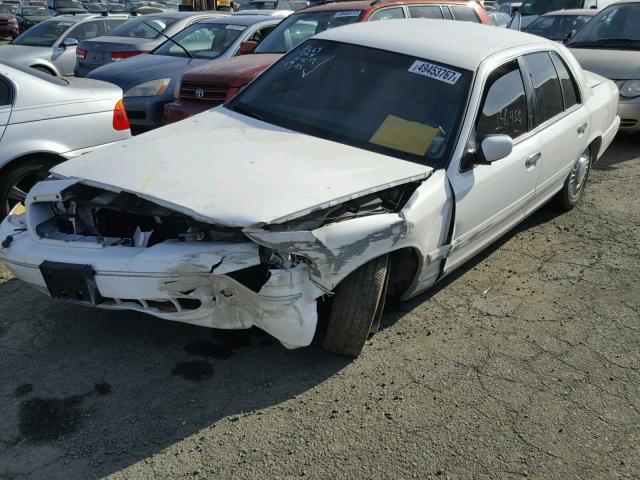 2FAFP73W5WX170515 - 1998 FORD CROWN VICT WHITE photo 2