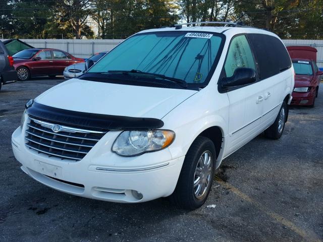 2C8GP64L15R379930 - 2005 CHRYSLER TOWN & COU WHITE photo 2