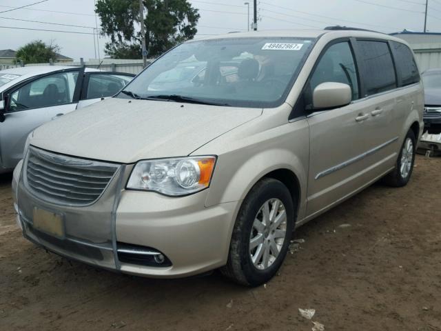 2C4RC1BG4DR677241 - 2013 CHRYSLER TOWN & COU GOLD photo 2