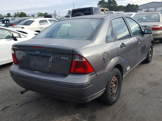 1FAFP34N05W141738 - 2005 FORD FOCUS ZX4 GRAY photo 4