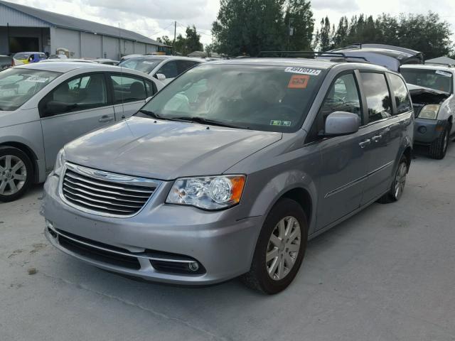 2C4RC1BG7FR676152 - 2015 CHRYSLER TOWN & COU SILVER photo 2