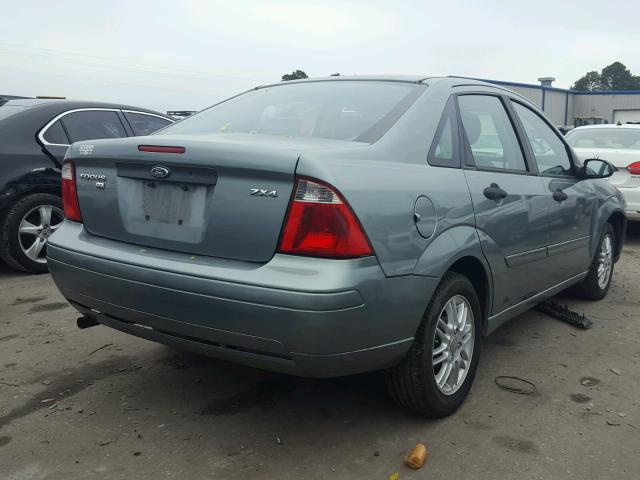 1FAFP34N05W263757 - 2005 FORD FOCUS ZX4 GREEN photo 4