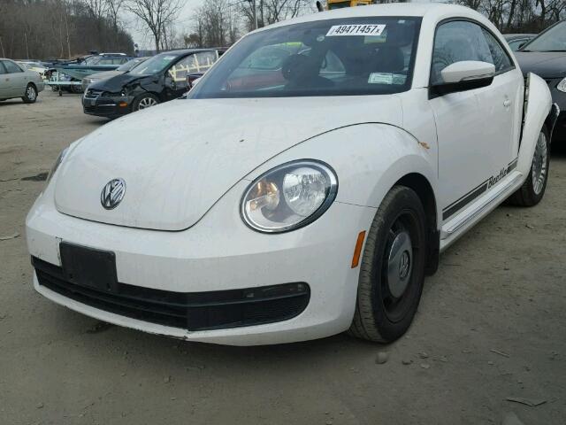 3VWJX7AT1DM656628 - 2013 VOLKSWAGEN BEETLE WHITE photo 2