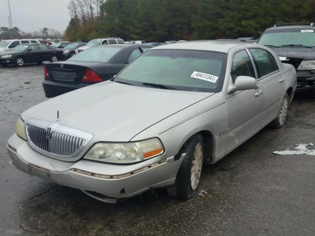 1LNHM81W23Y642245 - 2003 LINCOLN TOWN CAR E SILVER photo 2