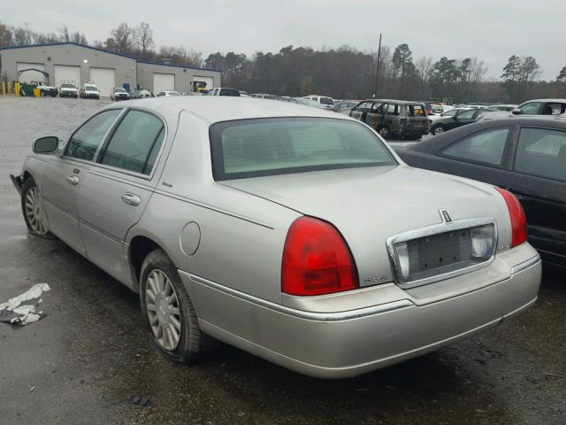 1LNHM81W23Y642245 - 2003 LINCOLN TOWN CAR E SILVER photo 3