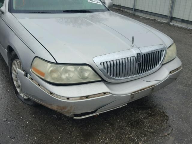 1LNHM81W23Y642245 - 2003 LINCOLN TOWN CAR E SILVER photo 9