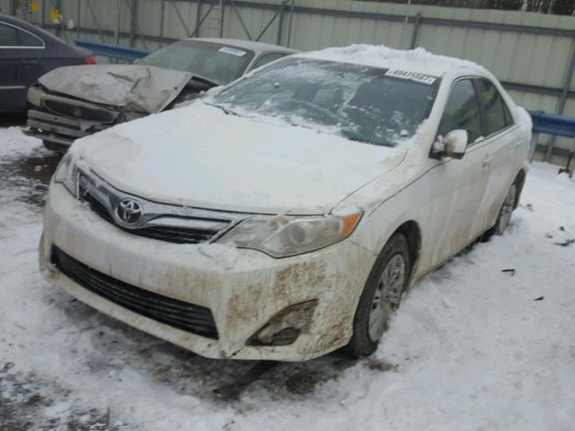 4T4BF1FK0CR237432 - 2012 TOYOTA CAMRY BASE WHITE photo 2