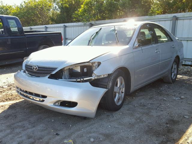 4T1BF30K32U539634 - 2002 TOYOTA CAMRY LE GRAY photo 2