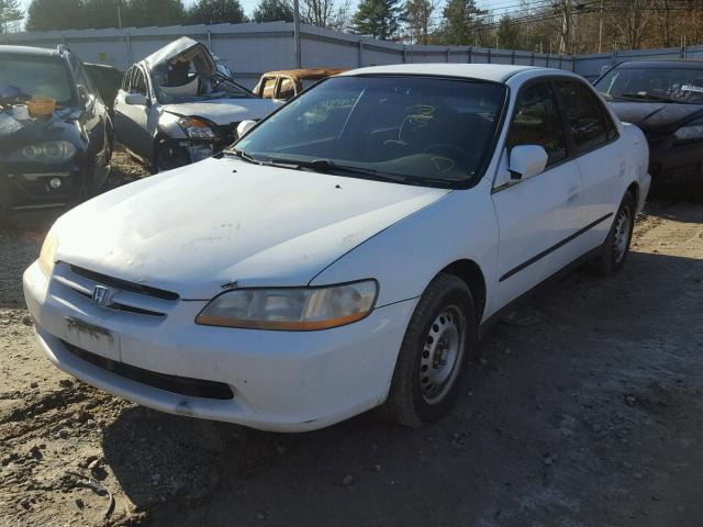 1HGCG1643YA085920 - 2000 HONDA ACCORD LX WHITE photo 2