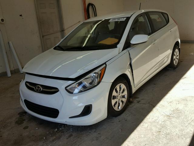 KMHCT5AE3FU220614 - 2015 HYUNDAI ACCENT GS WHITE photo 2