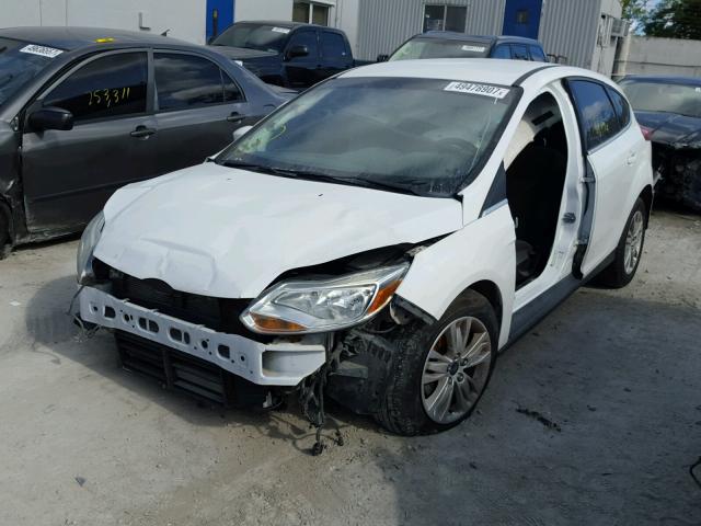 1FAHP3M23CL334446 - 2012 FORD FOCUS SEL WHITE photo 2