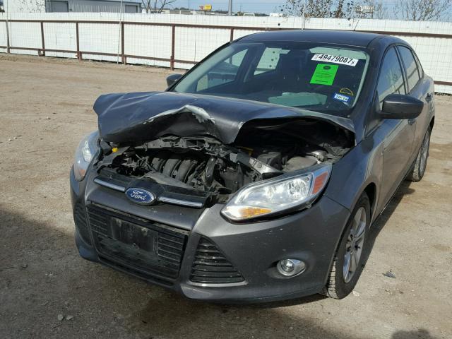 1FAHP3F23CL272950 - 2012 FORD FOCUS SE GRAY photo 2