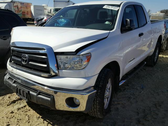 5TFRM5F12DX057192 - 2013 TOYOTA TUNDRA DOU WHITE photo 2