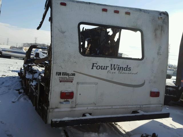 1GBJG31U041176697 - 2004 FOUR MOTOR HOME WHITE photo 3