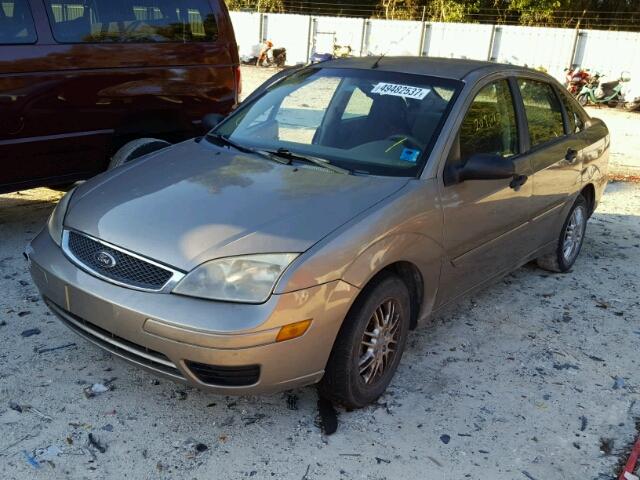 1FAFP34N55W248543 - 2005 FORD FOCUS ZX4 GOLD photo 2