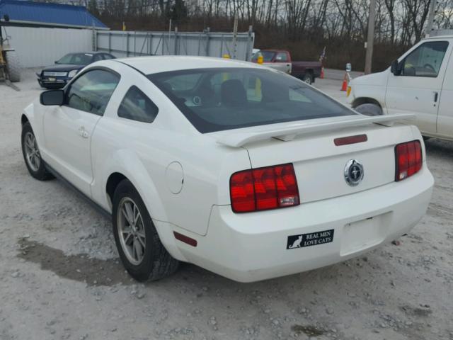 1ZVHT80NX55257548 - 2005 FORD MUSTANG WHITE photo 3