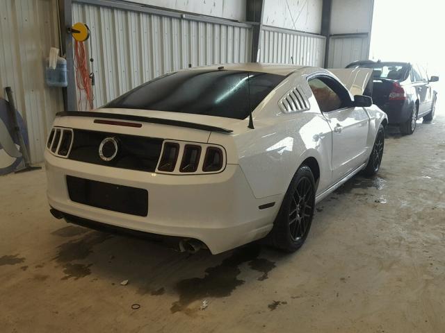1ZVBP8AM2E5231302 - 2014 FORD MUSTANG WHITE photo 4