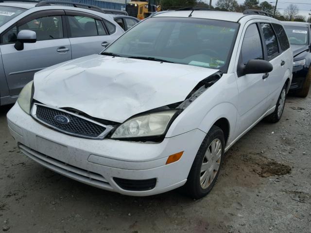 1FAFP36N75W110273 - 2005 FORD FOCUS ZXW WHITE photo 2