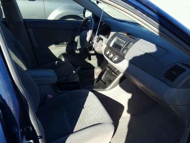 4T1BE30KX5U092484 - 2005 TOYOTA CAMRY LE ლურჯი ფოტო 5