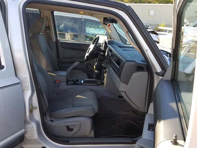 1J8HG48K86C157738 - 2006 JEEP COMMANDER SILVER photo 5