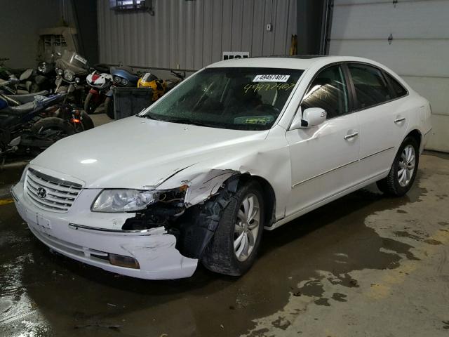 KMHFC46F98A310038 - 2008 HYUNDAI AZERA SE WHITE photo 2