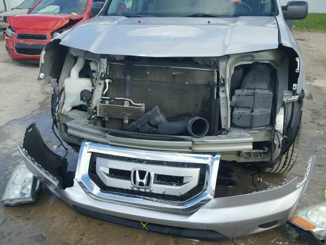 5FNYF3H2XBB027865 - 2011 HONDA PILOT LX SILVER photo 9