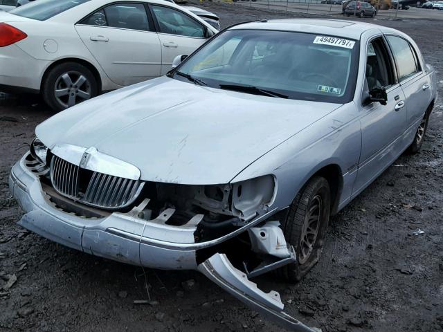 1LNHM82W41Y612417 - 2001 LINCOLN TOWN CAR S SILVER photo 2