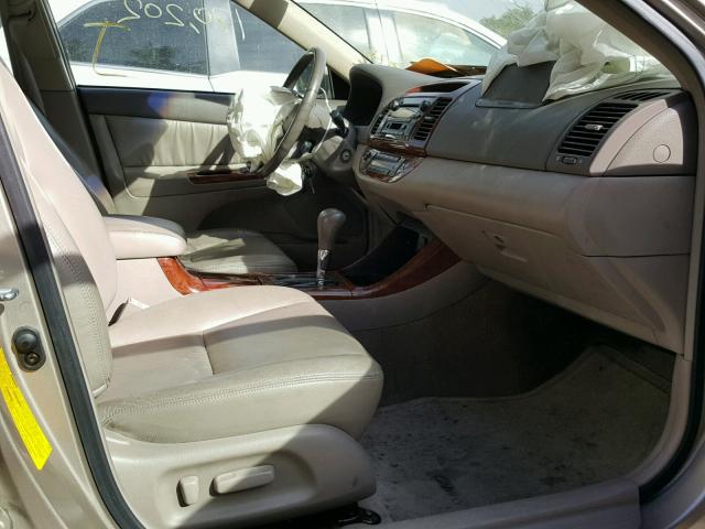 JTDBF30KX20055956 - 2002 TOYOTA CAMRY LE 金色 照片 5