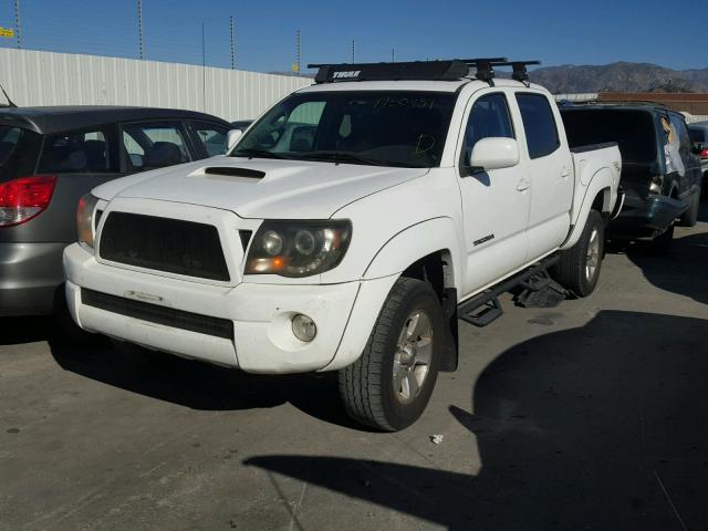 5TEJU62N78Z499489 - 2008 TOYOTA TACOMA DOU WHITE photo 2