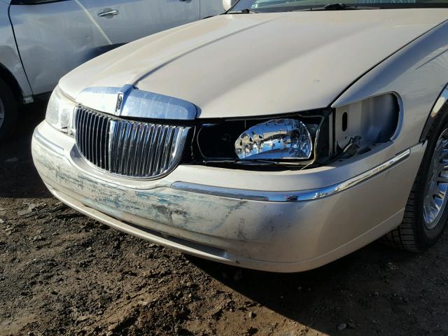 1LNHM83WX1Y608676 - 2001 LINCOLN TOWN CAR C CREAM photo 9