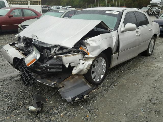 1LNHM83W04Y625829 - 2004 LINCOLN TOWN CAR U GRAY photo 2