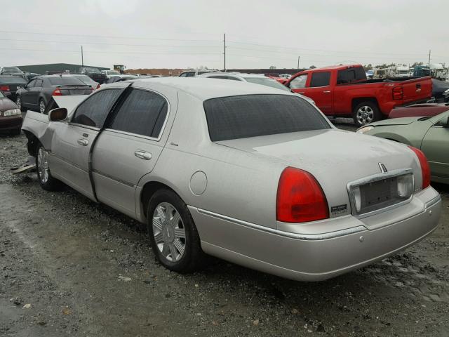 1LNHM83W04Y625829 - 2004 LINCOLN TOWN CAR U GRAY photo 3